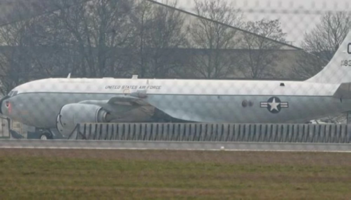 طائرة كاشفة الأسلحة النووية الأمريكية في بريطانيا: تحليل الدلالات