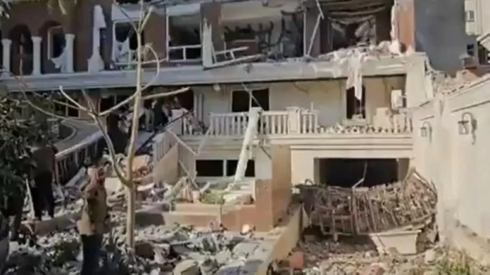 انفجار بندر عباس: 4 قتلى ونفي اغتيال قائد بحري إيراني وتوترات هرمز