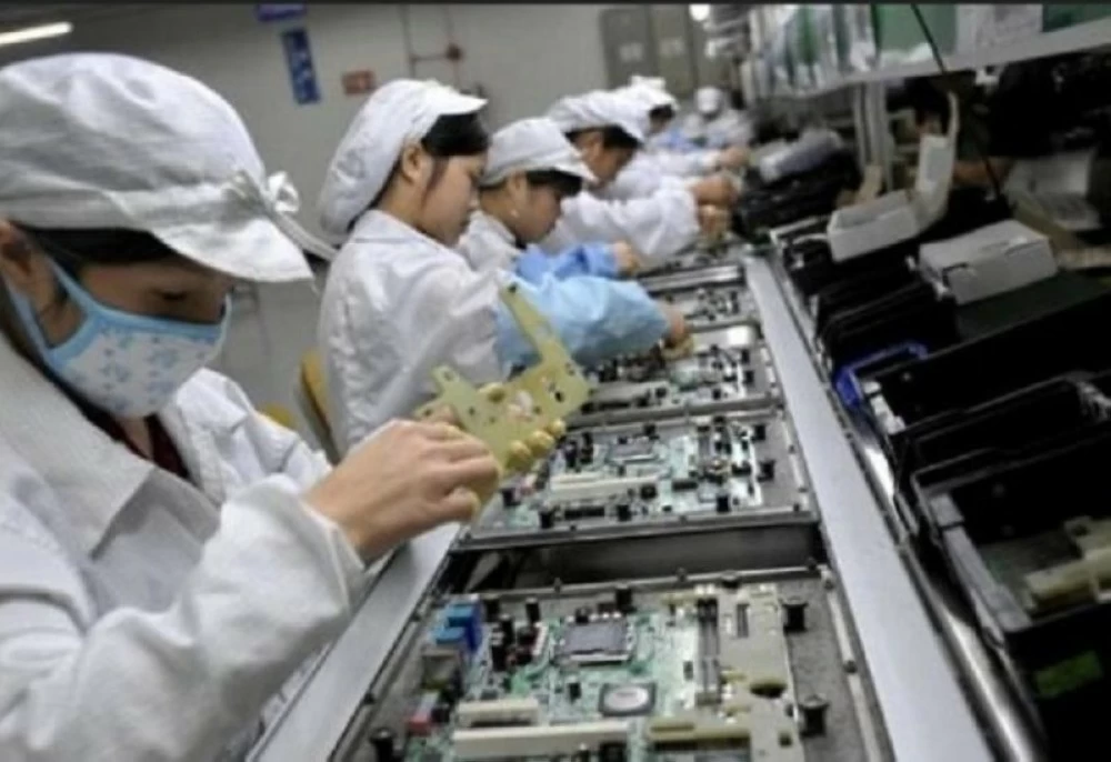 تباطؤ الصناعة الصينية: تحديات اقتصادية وتأثير عالمي