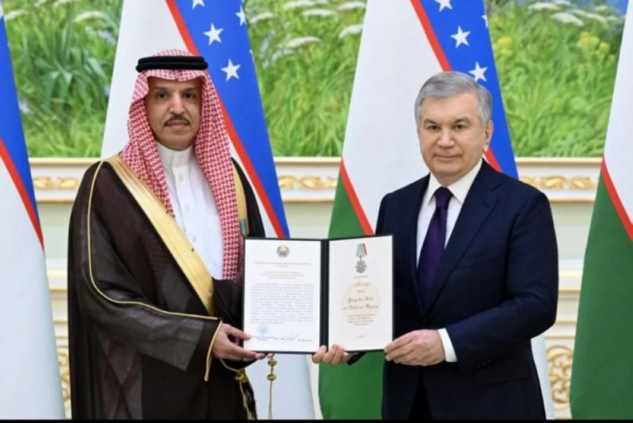 تعزيز العلاقات: أوزبكستان تمنح السفير السعودي وسام الصداقة