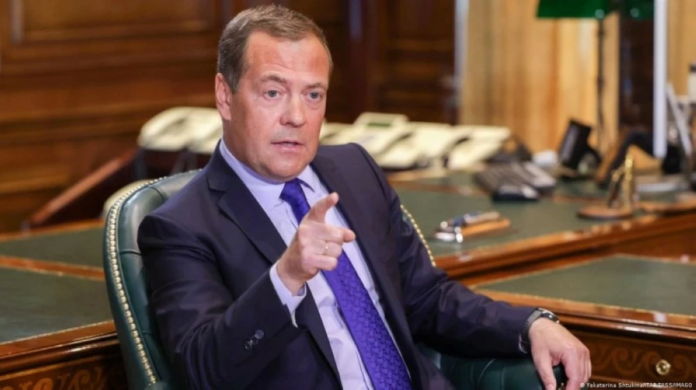 ميدفيديف يلوح بالسلاح النووي للدفاع عن مصير روسيا