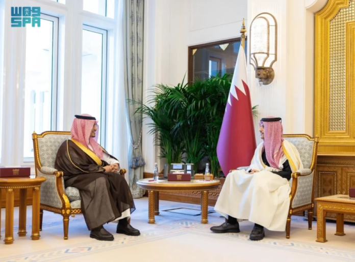 رئيس وزراء قطر والسفير السعودي يبحثان تعزيز العلاقات الثنائية