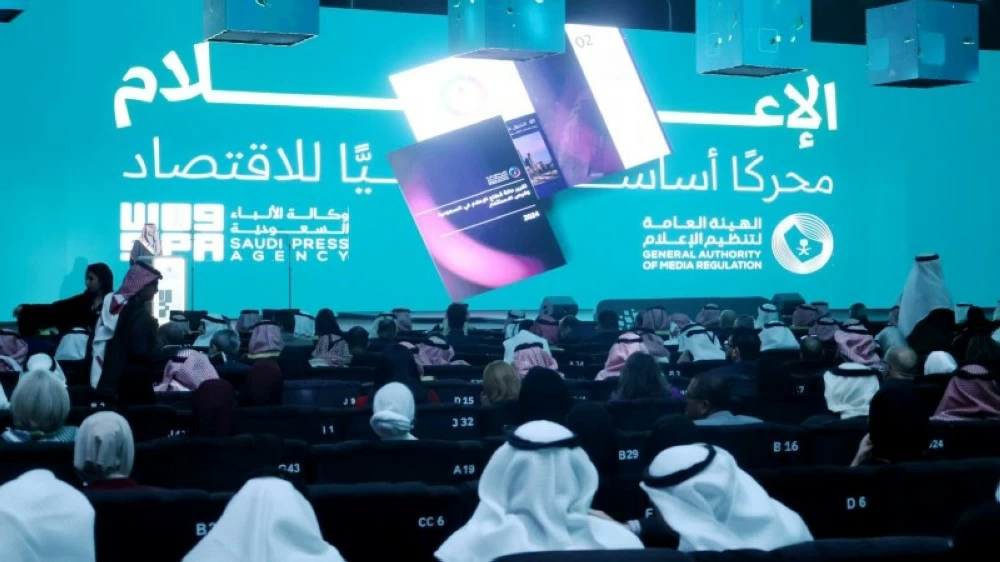 صورة لوزير الإعلام سلمان الدوسري