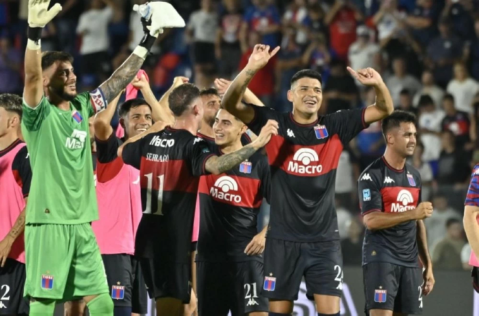 تيجري يتصدر الدوري الأرجنتيني: صراع القمة مع ريفر بليت