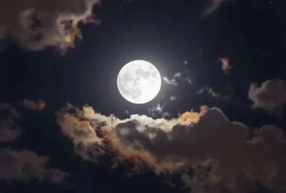 صورة للقمر الأحدب ونجم قلب الأسد في سماء الليل