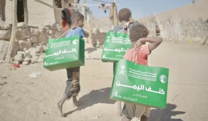 سلمان للإغاثة يوزع قسائم كسوة شتوية للنازحين بحضرموت