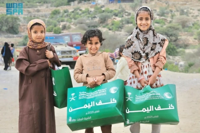 مركز الملك سلمان للإغاثة يوزع 390 قسيمة كسوة شتوية بلحج