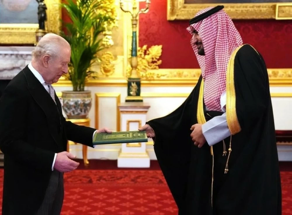 صورة الأمير عبدالله بن خالد يقدم أوراق اعتماده للملك تشارلز الثالث