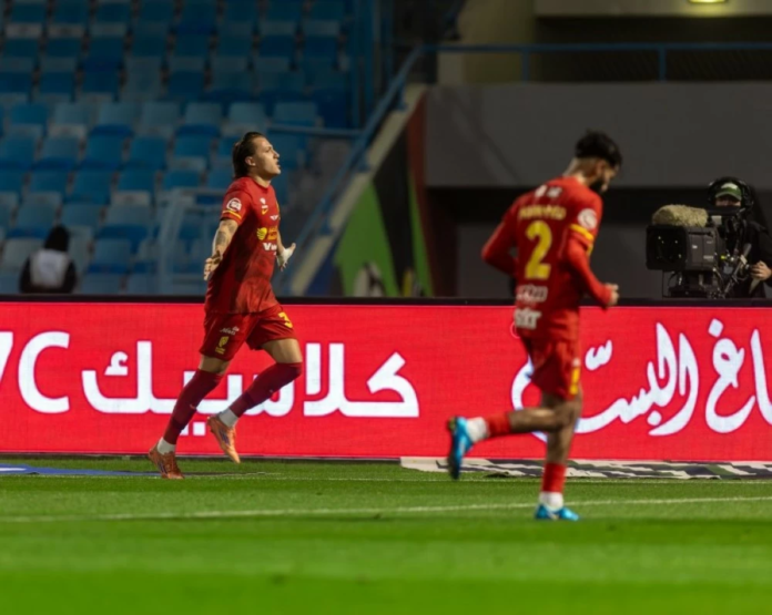 القادسية يهزم الخليج 1-0 ويقترب من قمة دوري روشن