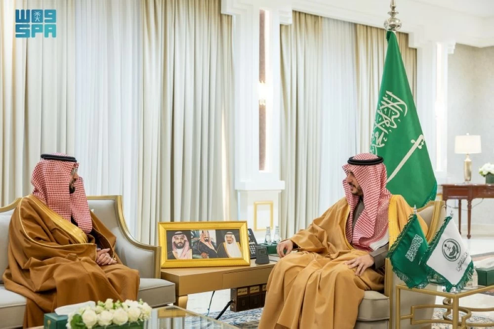 صورة لأمير الجوف والرئيس التنفيذي لهيئة الغذاء والدواء خلال لقاء عمل