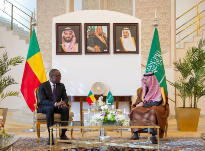 تعزيز العلاقات السعودية البنينية: لقاء وزيري الخارجية