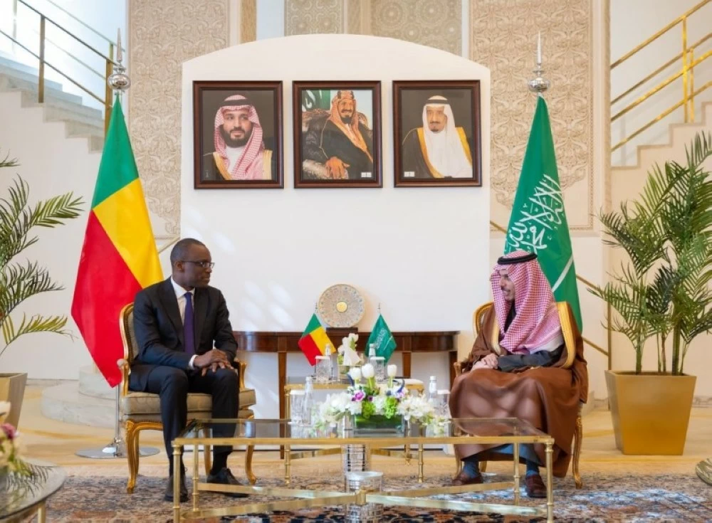 صورة للقاء وزير الخارجية السعودي ونظيره البنيني