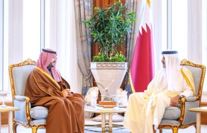 وزير الدفاع السعودي يلتقي أمير قطر: تعزيز العلاقات الإقليمية