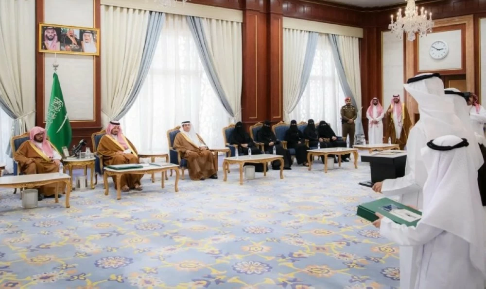 صورة لسمو أمير المدينة المنورة مع الطلاب الفائزين بجوائز عالمية