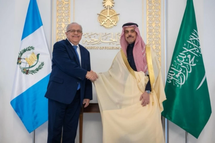 وزير الخارجية السعودي يبحث تعزيز التعاون مع نظيره الغواتيمالي