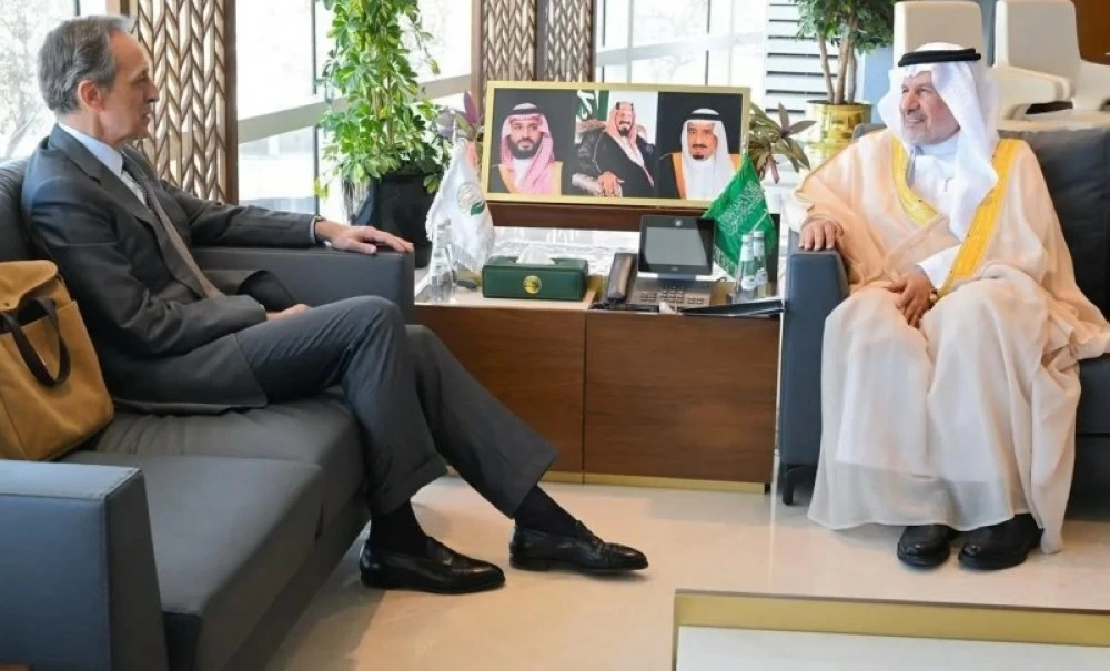 الدكتور عبدالله الربيعة يلتقي جوليان هارنيس في الرياض