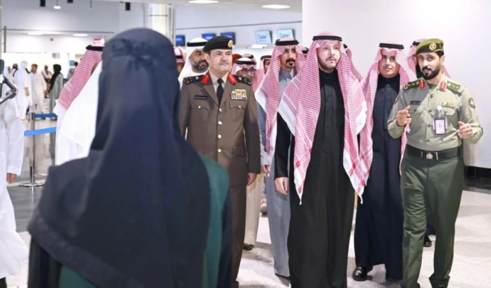 محافظ الطائف يتفقد جاهزية المطار والمواقيت لرمضان 1445