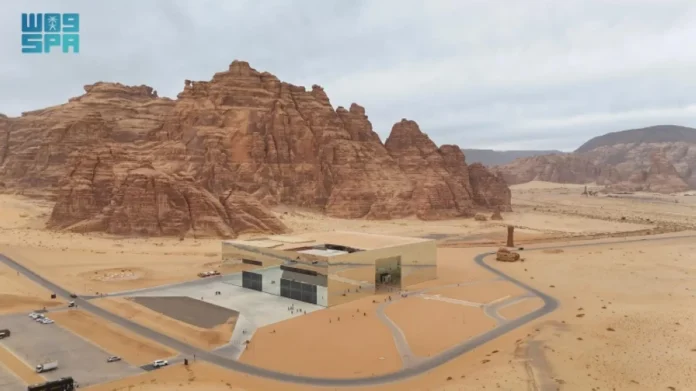 قاعة مرايا العلا: أكبر مبنى عاكس في العالم وتاريخه