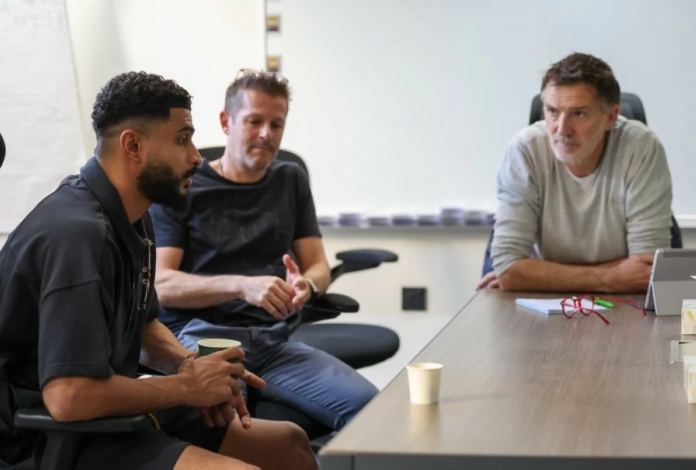 الجهاز الفني للأخضر يجتمع بلاعبي النصر استعداداً لمونديال 2026