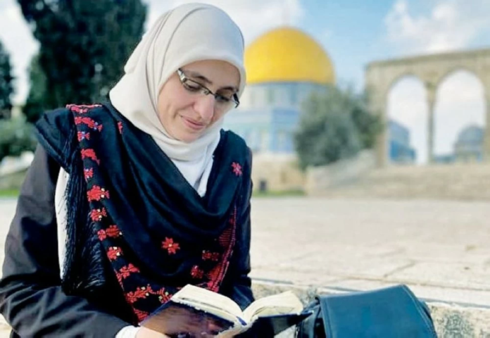 من هي هنادي الحلواني؟ المعلمة المقدسية الممنوعة من السفر