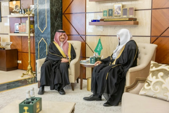 أمير الشرقية يستقبل عضو كبار العلماء الدكتور عبدالإله الملا