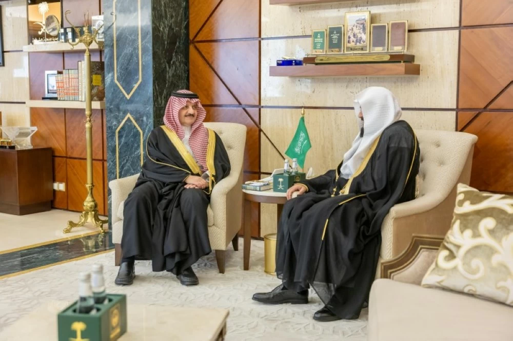 أمير المنطقة الشرقية يستقبل عضو هيئة كبار العلماء الشيخ الدكتور عبدالإله الملا