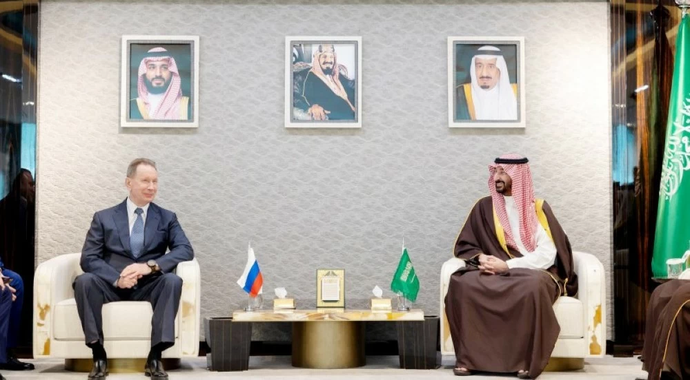 وزير الحرس الوطني السعودي خلال اجتماعاته