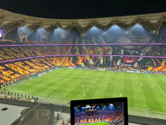 جماهير الاتحاد تبدع بتيفو 