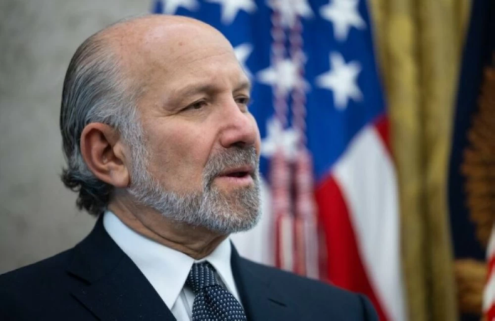 ضعف الدولار يعزز الصادرات الأمريكية وسط اتهامات بالتلاعب