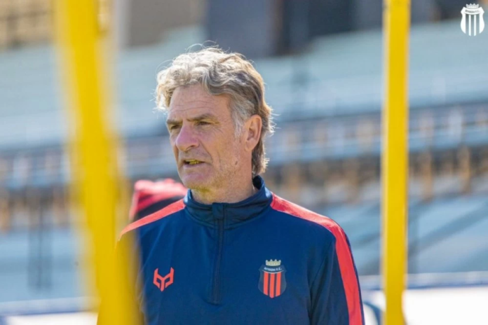 إقالة كارينيو من تدريب الرياض وتعيين مدرب مؤقت لإنقاذ الموسم