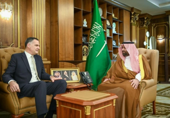 أمير جازان يبحث تعزيز الهوية الوطنية والتعاون الدولي