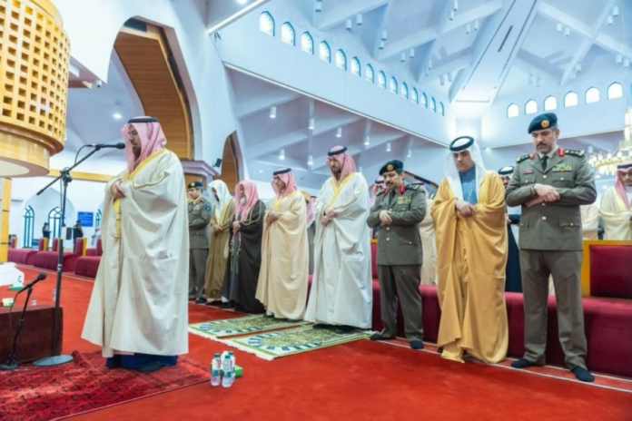 نائب أمير الشرقية يؤدي صلاة الاستسقاء بالخبر طلبًا للغيث