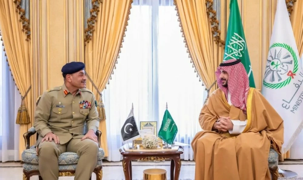 وزير الدفاع السعودي يلتقي قائد الجيش الباكستاني