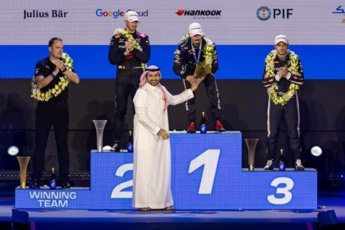 فيرلاين يفوز بسباق فورمولا إي: استراتيجية بورشه تحسم النصر