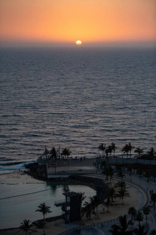 حالة البحر اليوم: تحذيرات من أمواج ورعود ممطرة بالخليج