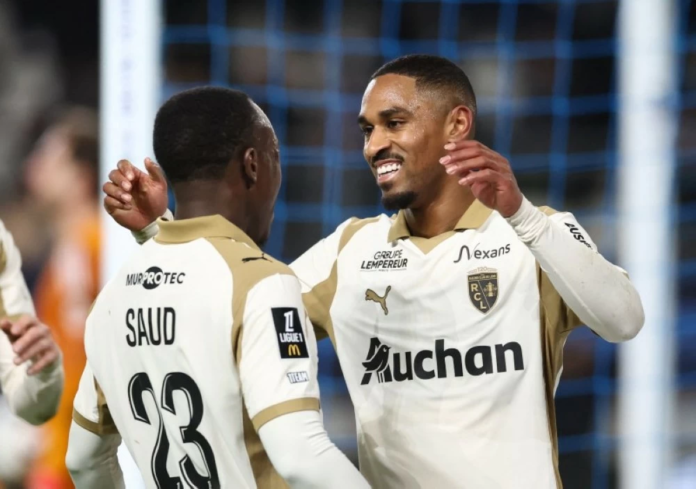 لنس يتصدر الدوري الفرنسي: تحدي هيمنة باريس سان جيرمان