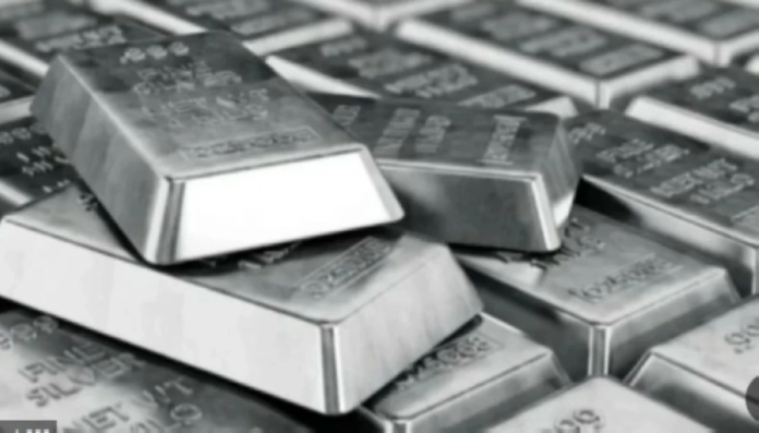 الذهب والفضة يتراجعان: تحليل أسباب الانخفاض وتأثيره
