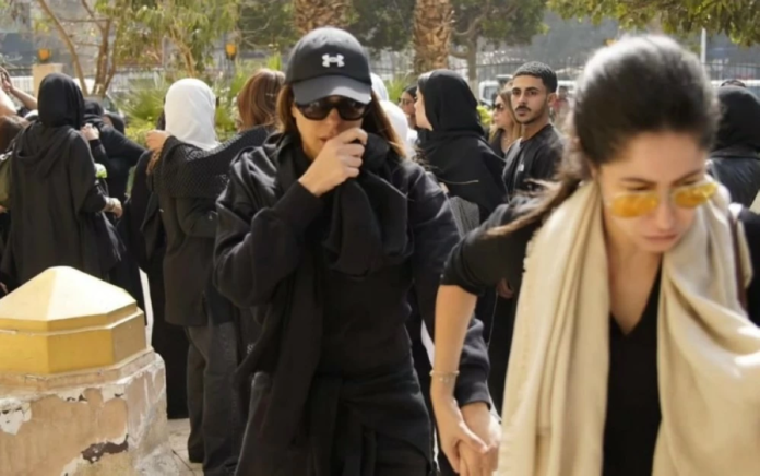 انهيار ريم مصطفى في جنازة والدتها: وداع مؤثر ودعم فني
