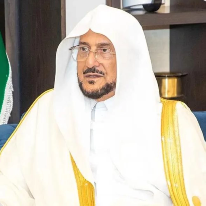 وزير الشؤون الإسلامية يهنئ القيادة بحلول رمضان ودور المملكة