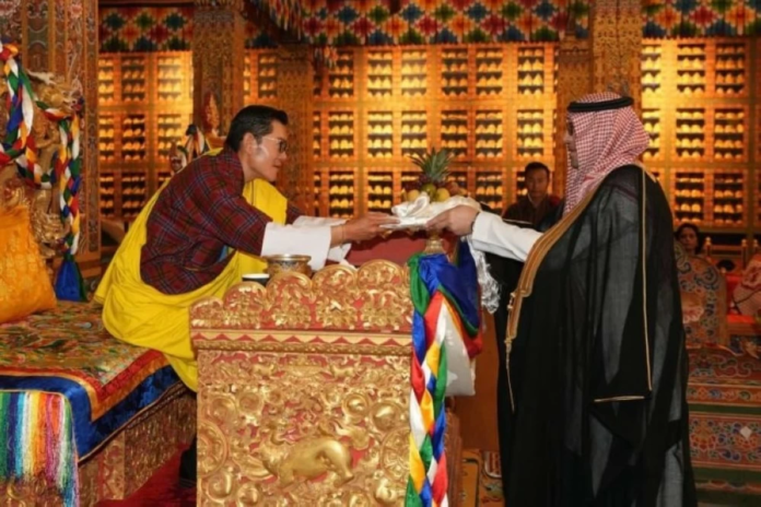 السفير المالكي يقدم أوراق اعتماده لملك بوتان: آفاق جديدة للعلاقات