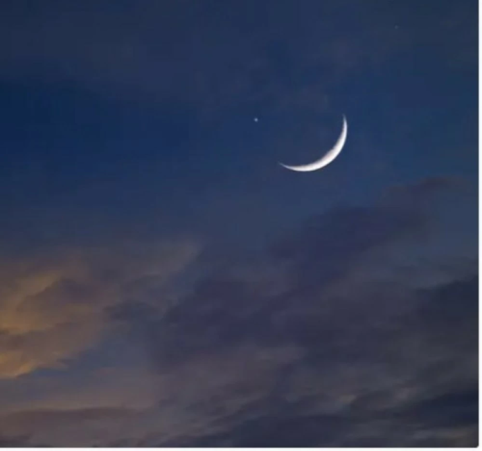 هلال رمضان ونور الأرض: رصد فلكي فريد يزين سماء الأربعاء