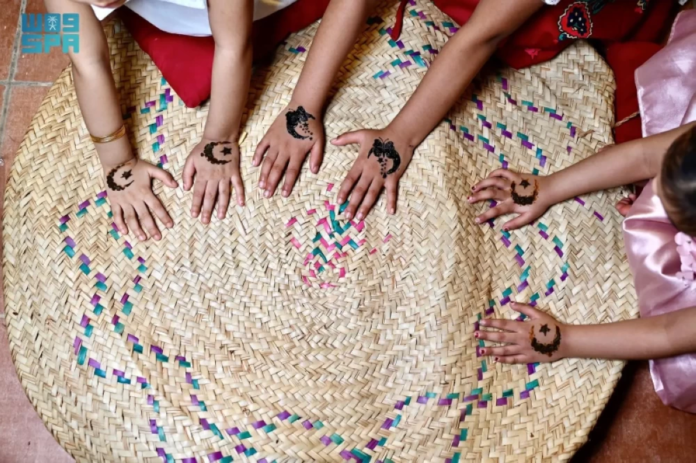 فن الحناء بجازان: تقاليد رمضان وغرس القيم في الصغيرات