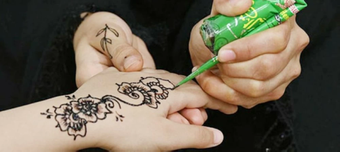 نقش الحناء في جازان: تراث رمضاني يزين أيادي الصغيرات