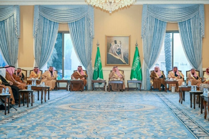 أمير تبوك يستقبل المهنئين برمضان: تعزيز للروابط المجتمعية