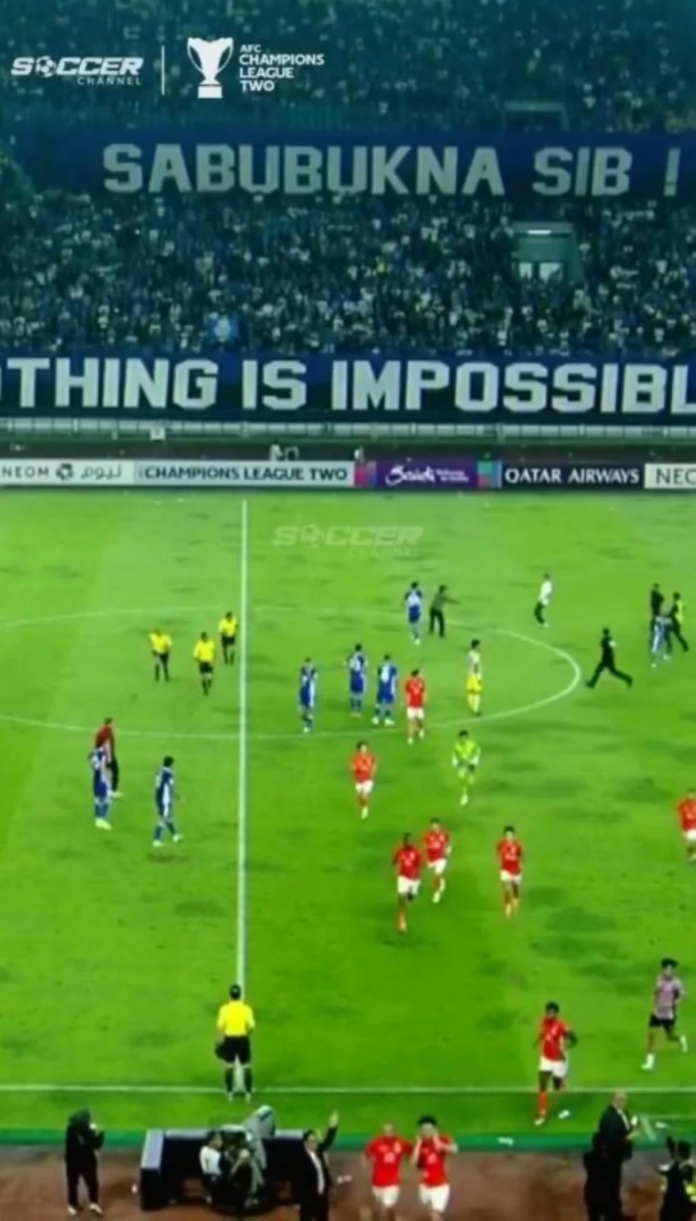 توتر في دوري أبطال آسيا 2: محاولة اعتداء على طاقم تحكيم سعودي بإندونيسيا