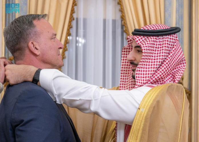 السعودية تكرم قائد القيادة المركزية الأمريكية السابق بوسام رفيع