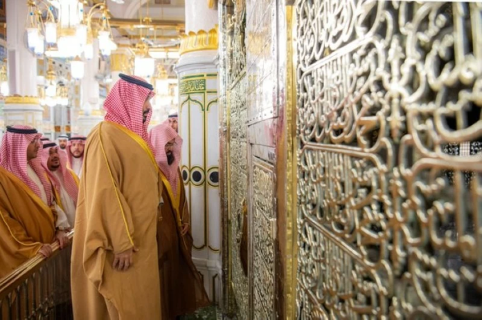 ولي العهد يزور المسجد النبوي ويؤدي الصلاة في الروضة الشريفة