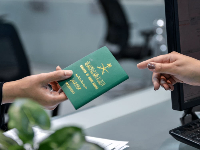 تجديد جواز السفر السعودي دون سداد المخالفات عبر أبشر