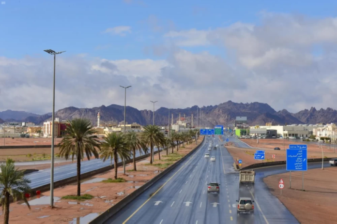 رياح شديدة في حائل وتبوك: الأرصاد تحذر من تدني الرؤية