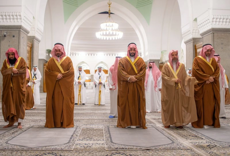 ولي العهد يزور مسجد قباء